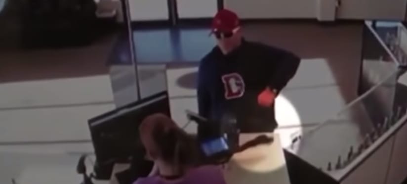 A világ legbénább rablója elejtette a fegyvert, és elhagyta a nadrágját is – videó