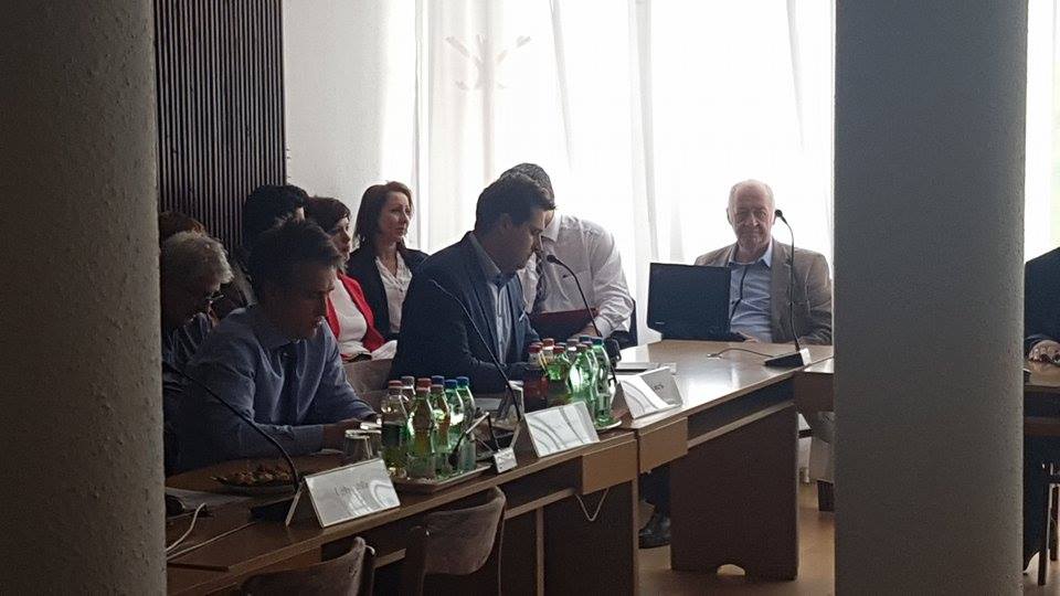 „Legyenek kedvesek írásban kérdezni”, mondta az újságírót állítólag inzultáló fideszes – videó