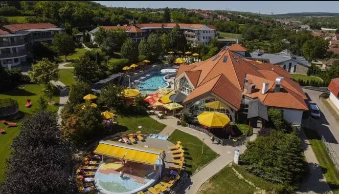 Szociális alapon pihenhetnek a médiahatóság dolgozói az ötcsillagos alsópáhoki luxusszállodában