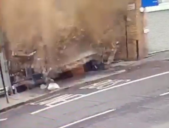 Centiken múlt ennek a londoni gyalogosnak az élete – videó