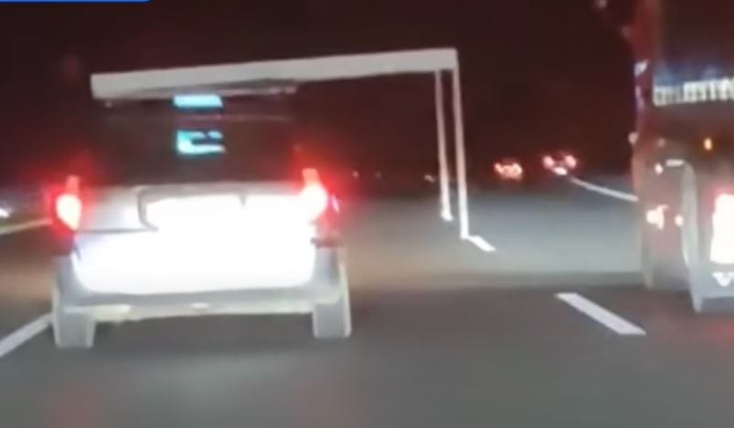 A lehetetlent nem ismerve vágott neki a bútorszállításnak egy autós az M7-esen – videó