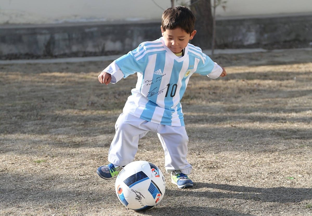 Valódi Messi-mezt kapott a futballsztártól a Messi-nejlonzacskós afgán kissrác