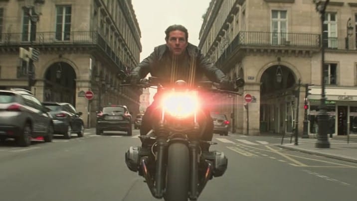 Lelkesen csinálja a házi feladatát Tom Cruise – krosszmotorozik a Mission Impossible 7 miatt