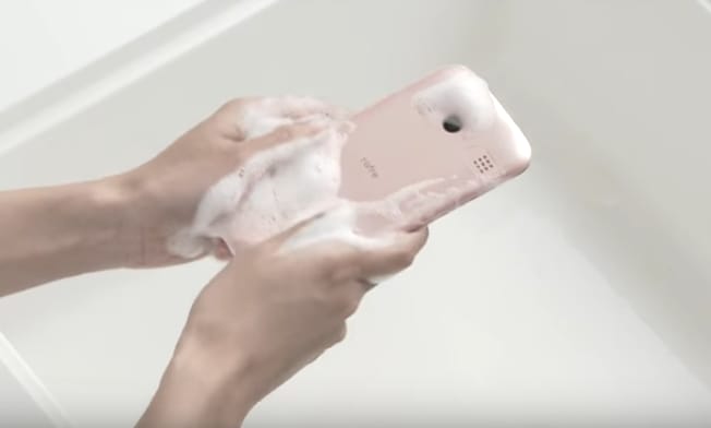 Itt az okostelefon, amelyik szappannal és vízzel tisztítható