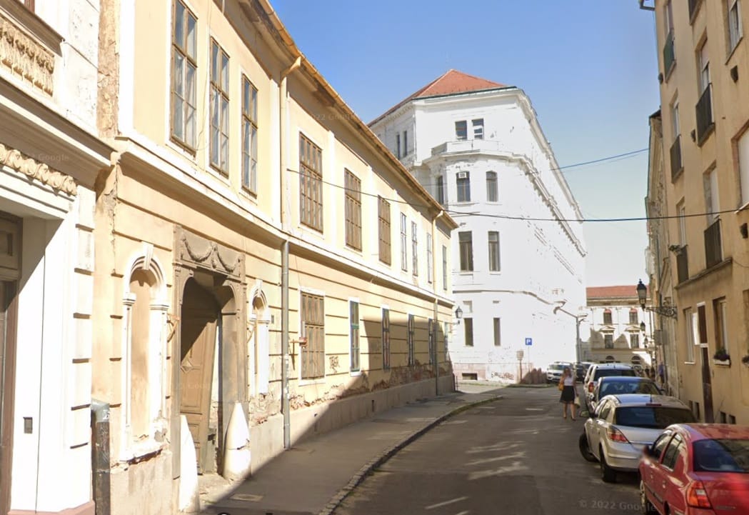 Körülkordonozott egy pécsi lakóházat a zirci apátság, miután az ott élők a felszólítása ellenére sem költöztek ki