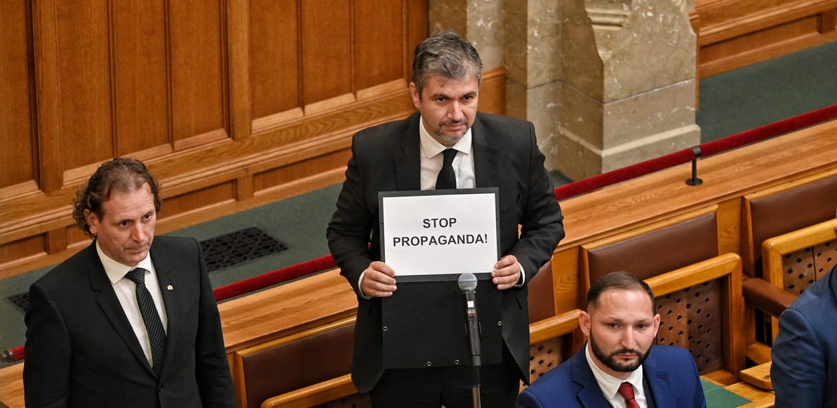 Felfüggesztette Hadházy Ákos mentelmi jogát az Országgyűlés