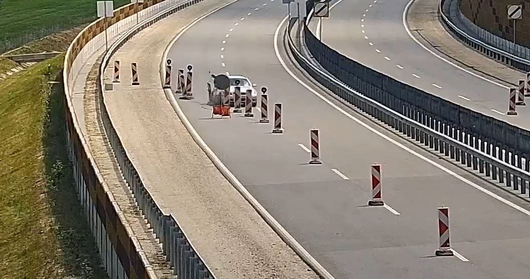 Mire figyeltek ezek az autósok, sorra tarolják le a kirakott terelőtáblákat – videó