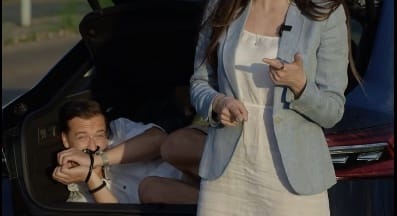 Szentkirályi Alexandra az abszurd legszebb hagyományait követve előrántott egy megkötözött embert a csomagtartóból