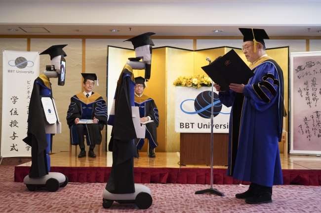 Zseniális megoldás: robotként vehettek részt a diákok egy japán egyetem diplomaosztóján