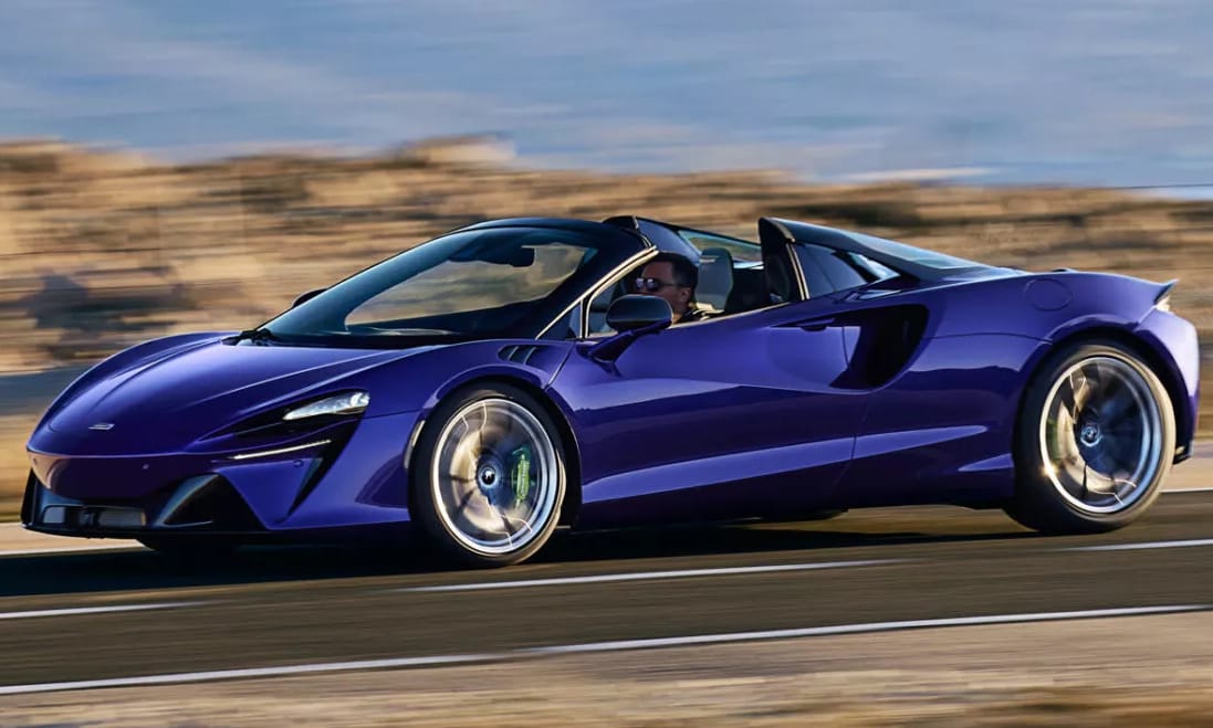 330 km/h és nyitott tető, ezt tudja a legújabb hibrid McLaren
