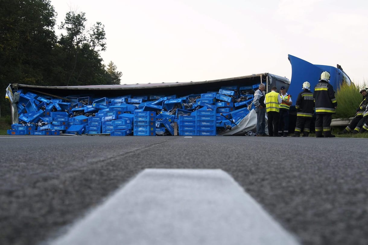 Fotók: Az M5-ösre borította rakományát egy kamion reggel