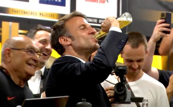Azzal vádolják Macront, hogy lefeküdt a borlobbinak, mert nem támogatja a 