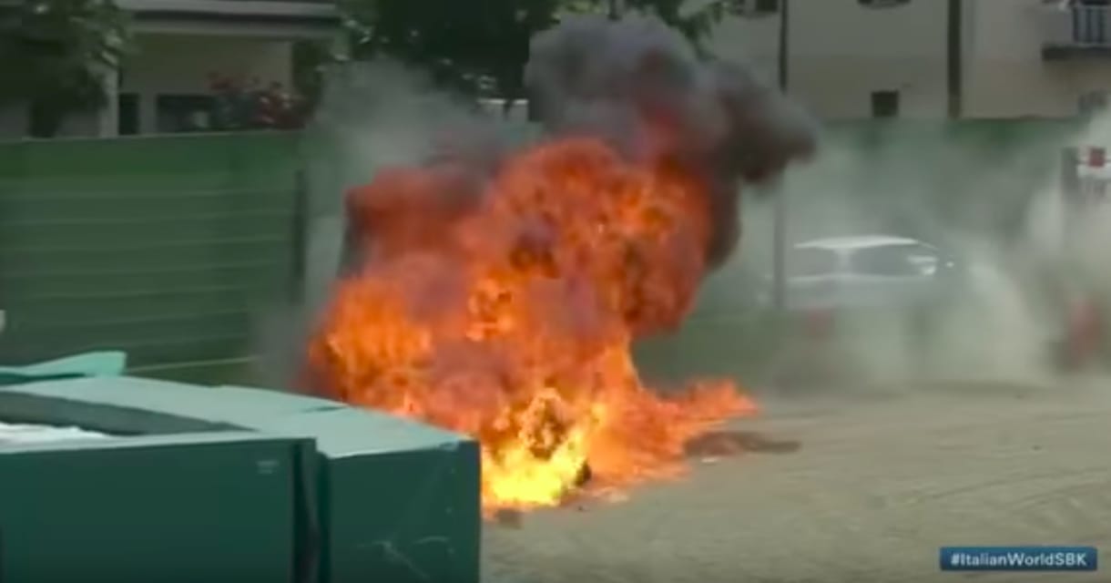 Felrobbant egy motorversenyző motorja, olyan sebességgel ütközött a falnak – videó