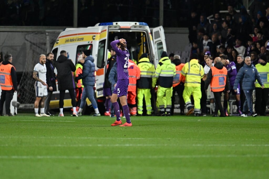 Bove összeesése miatt félbeszakadt a Fiorentina-Internazionale focimeccs