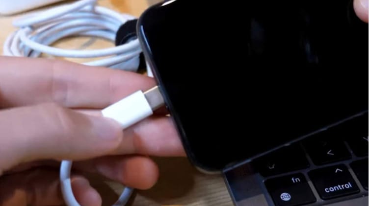 1,2 millió forintnál tart a licit a világ első, USB-C-s iPhone-jára