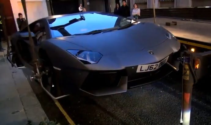 Videó: Londonban nem kivételeznek a tilosban parkoló Lamborghinikkel