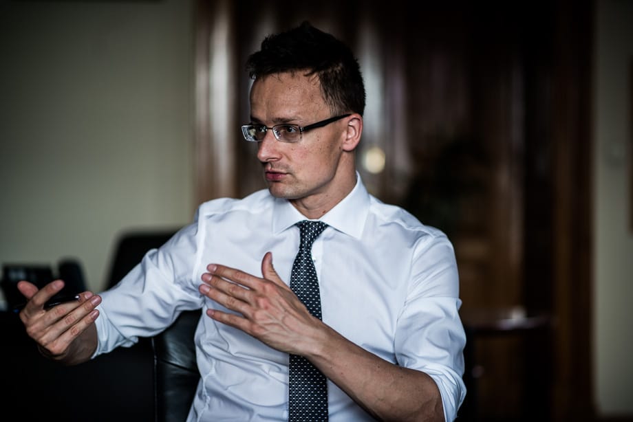Hivatalos: Navracsics ment, Szijjártó jött