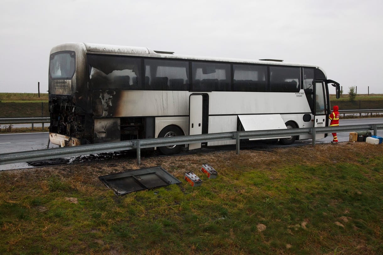 Fotó az M7-esen kiégett buszról
