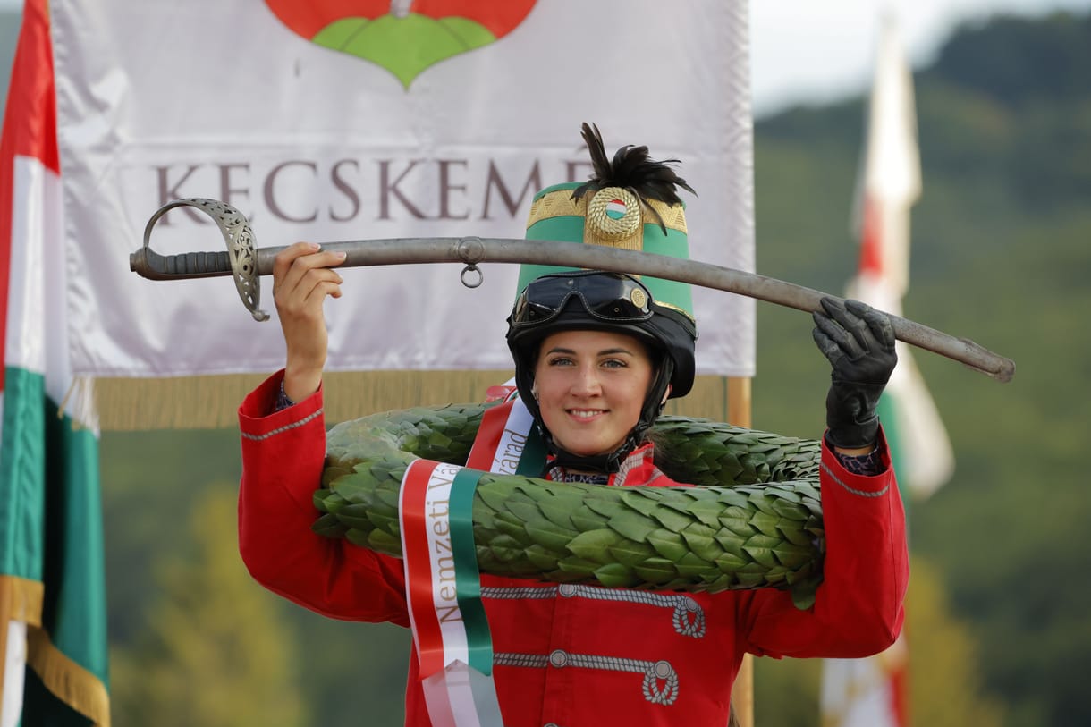 Tóth Tamara nyerte a Nemzeti Vágtát, vele az ötmilliót és a Herendi huszárszobrot