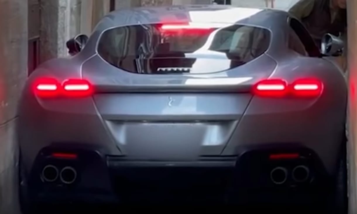 Szűk utcácskába szorult be egy méregdrága Ferrari Roma – videó