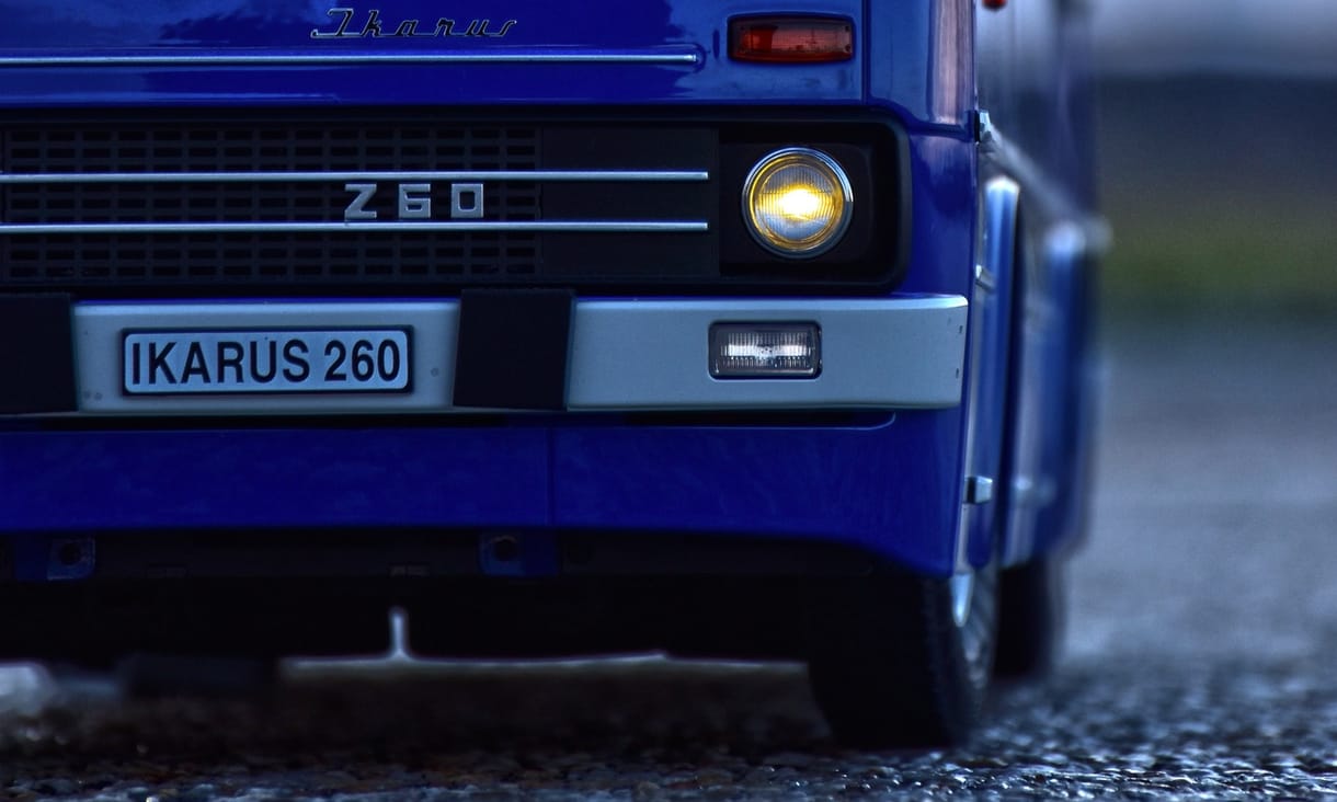 Kedves fotókon pózol ez a 2,5 év alatt nem kis pénzből megépített miniatűr Ikarus busz