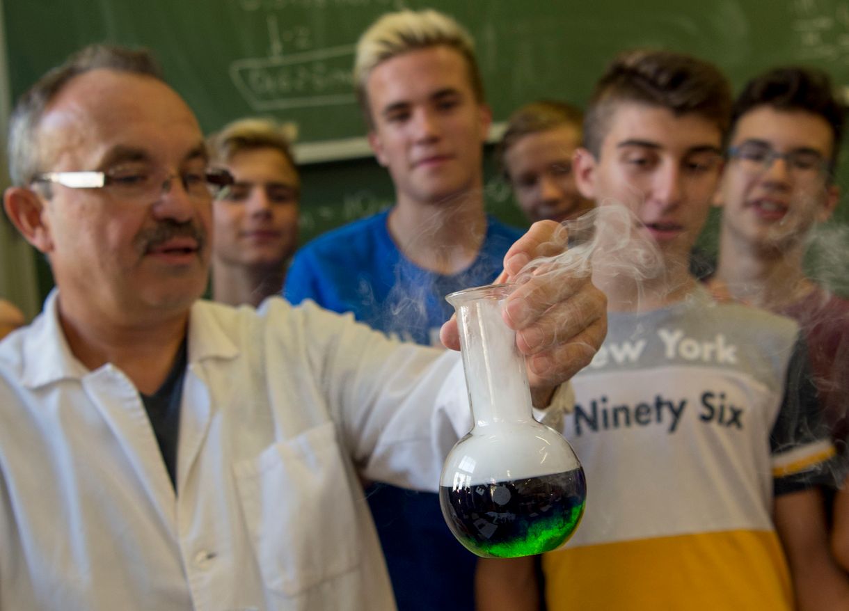 Ez már nem a jövő, hanem a húsbavágó jelen: nincs, aki tanítsa a gyerekeinket