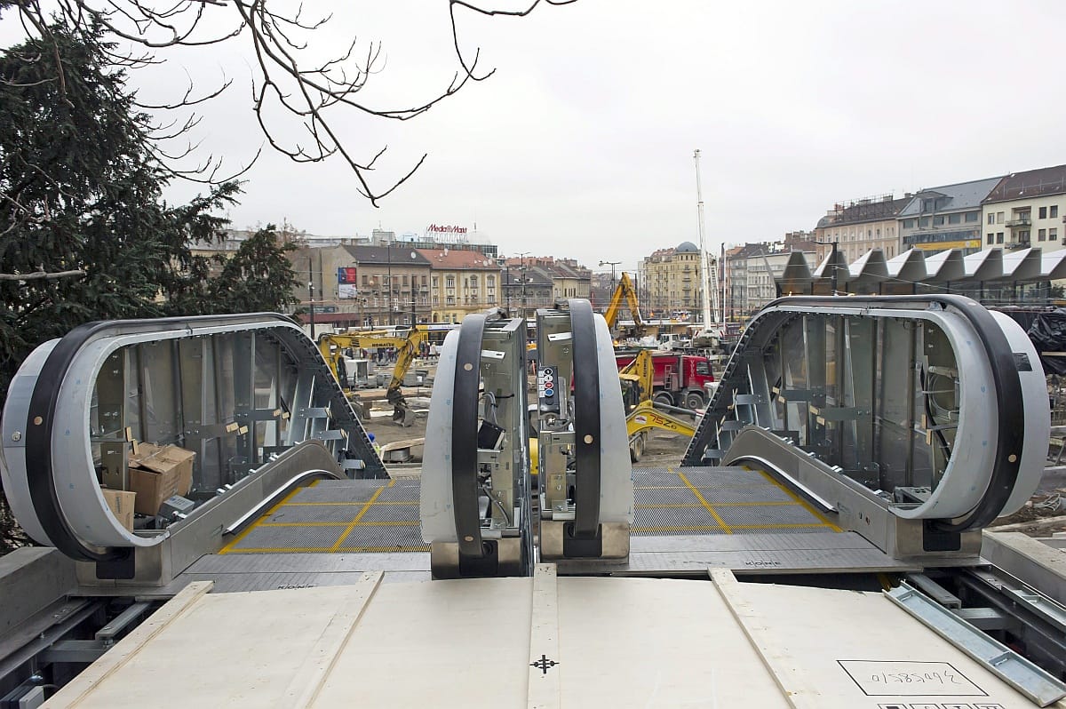 VEKE: A sínekre önti az embereket a Széll Kálmán téri mozgólépcső