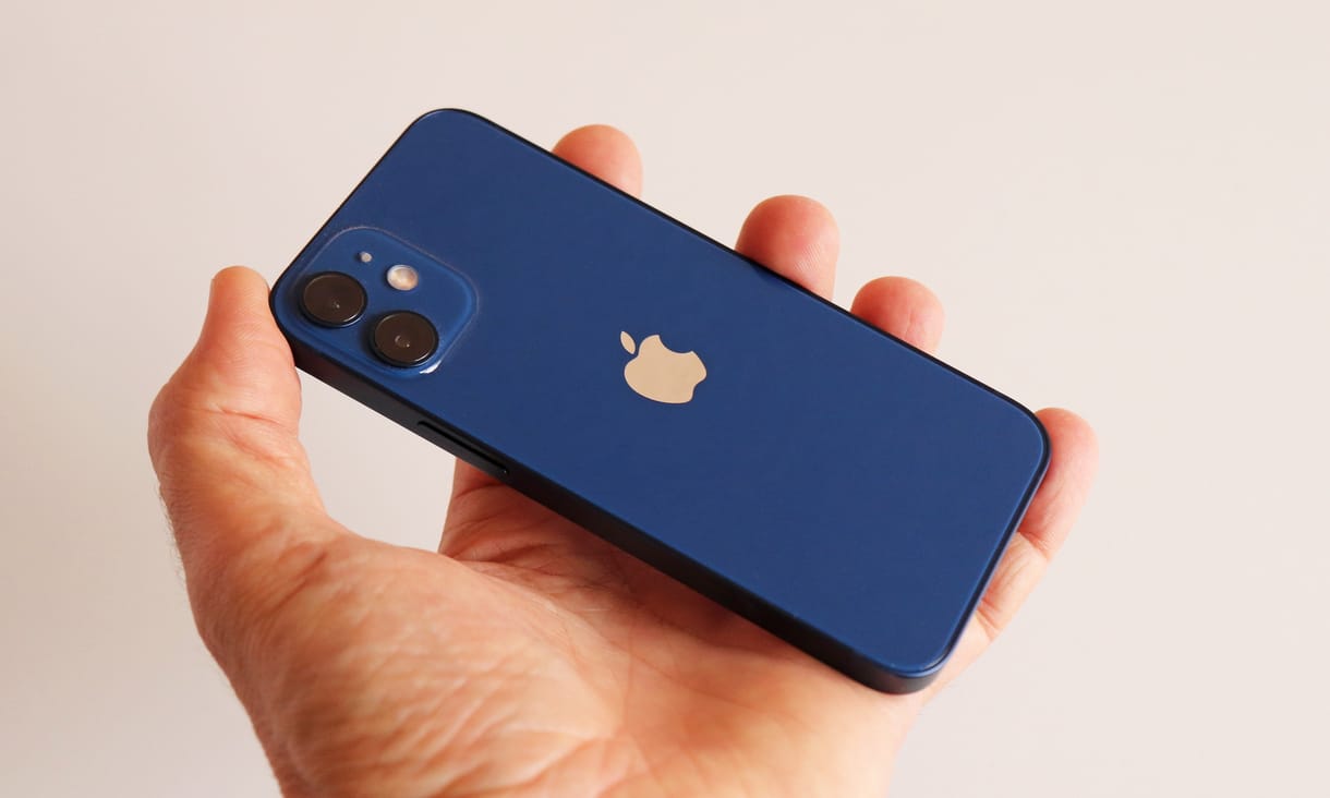Átlépte a sugárzási határértéket az iPhone 12, felfüggesztették a forgalmazását Franciaországban