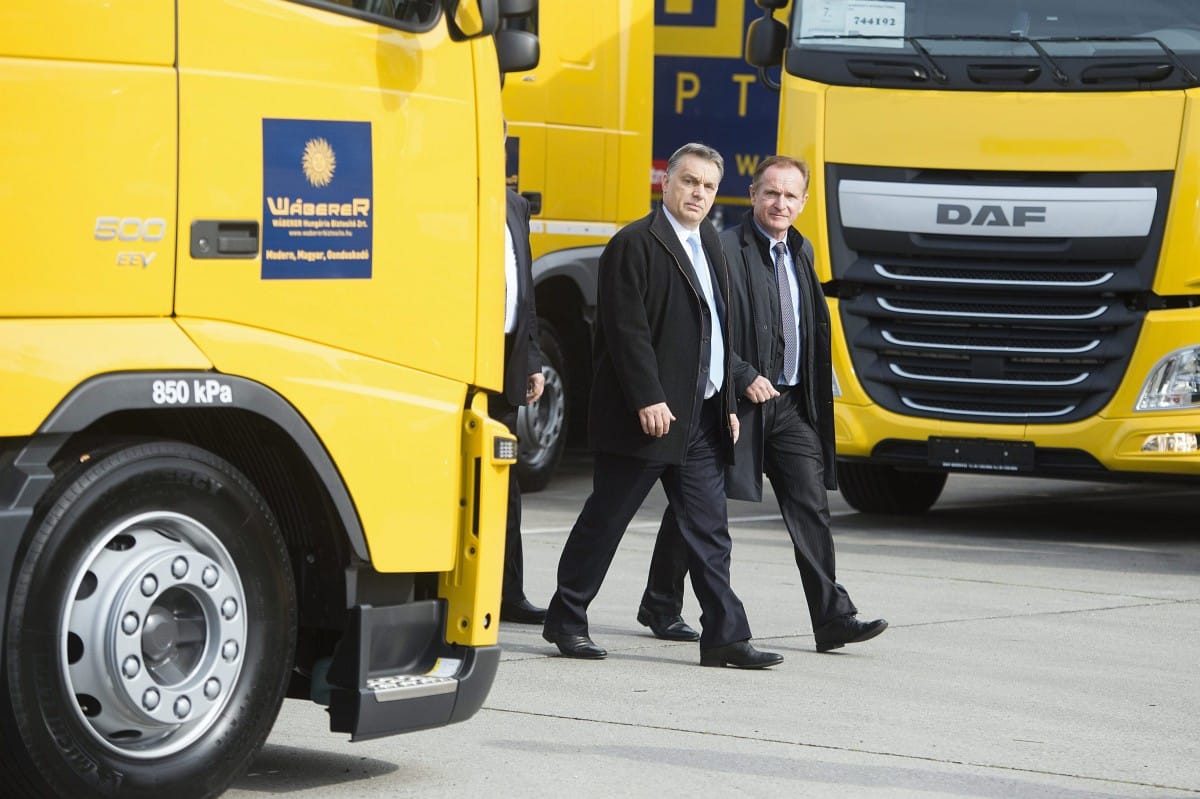 Orbán nyerges vontatókkal kampányolt