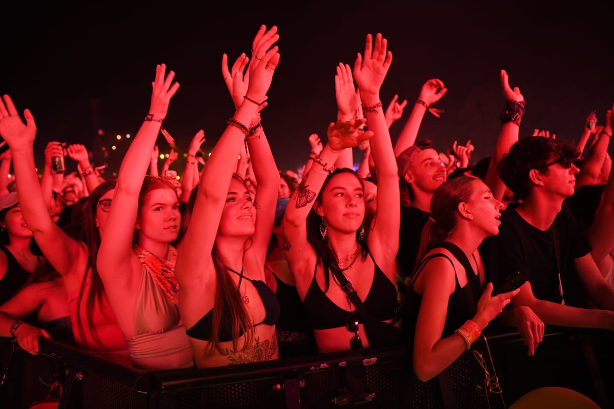 Koncert közben tépett szét egy Orbán–Putyin-fotót a Sziget ukrán fellépője