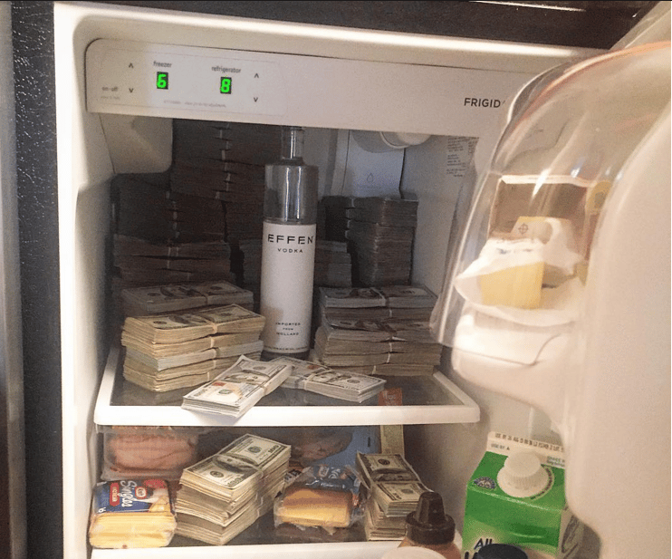 Pénzzel teli hűtő miatt magyarázkodik 50 Cent