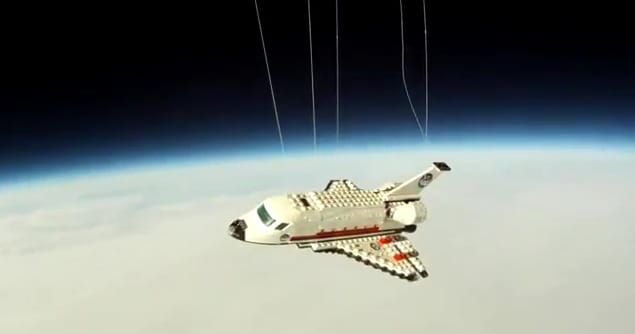 Videó: Lego űrsikló a világűr peremén