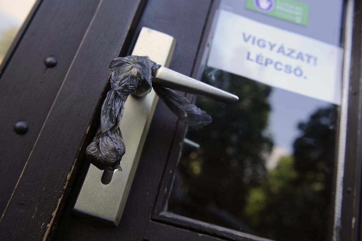 Videó: Kutyaszarral és matricákkal üzentek a Fidesznek