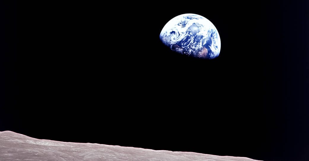 4,5 millió forintot fizetett valaki a NASA legendás fotójáért, melyen először látható a földfelkelte