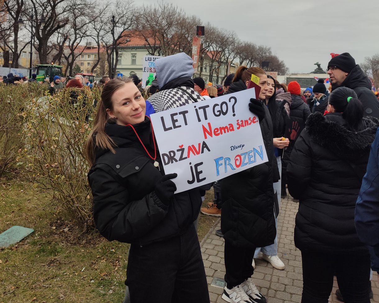 „Ez nem egy nyaralás” – Tóth Zsuzsannától első kézből tudhatjuk meg, hogyan szervezik tiltakozásukat a szerbiai egyetemisták