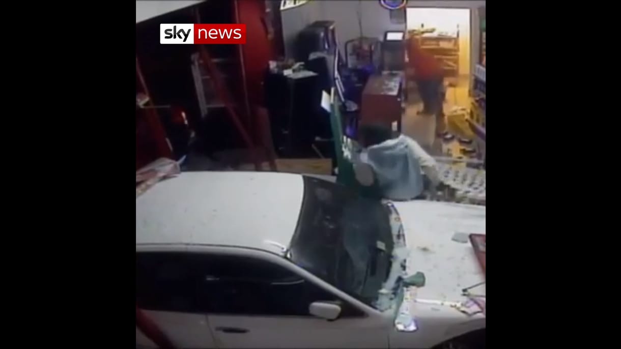 Autójukkal együtt rontottak be egy üzletbe a tolvajok, hogy ellopjanak egy ATM-et