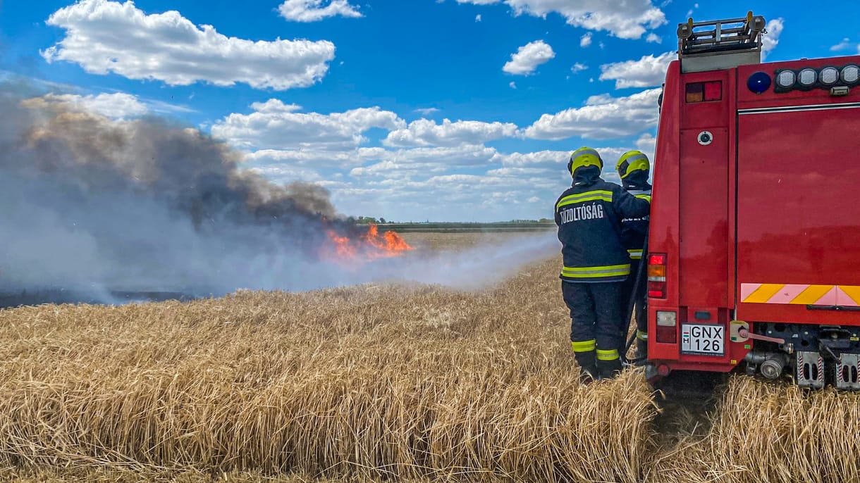 Több hektáron ég a gabona az Alföldön