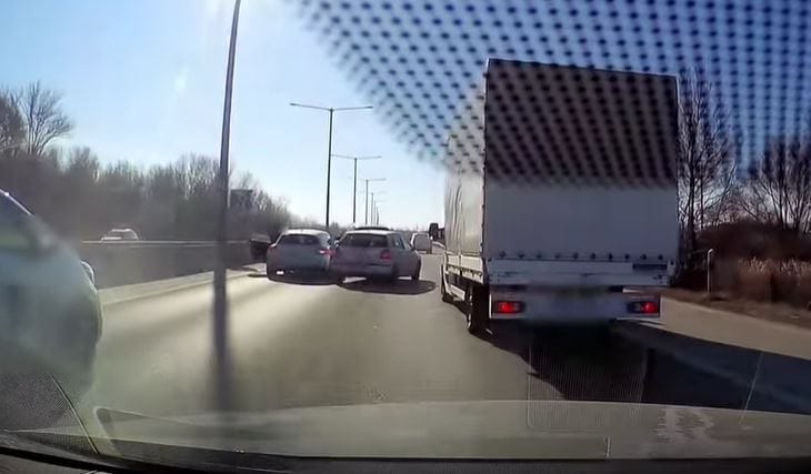 Állóra fékezett autók és üldözés az M3-ason egy közúti vita miatt – videó
