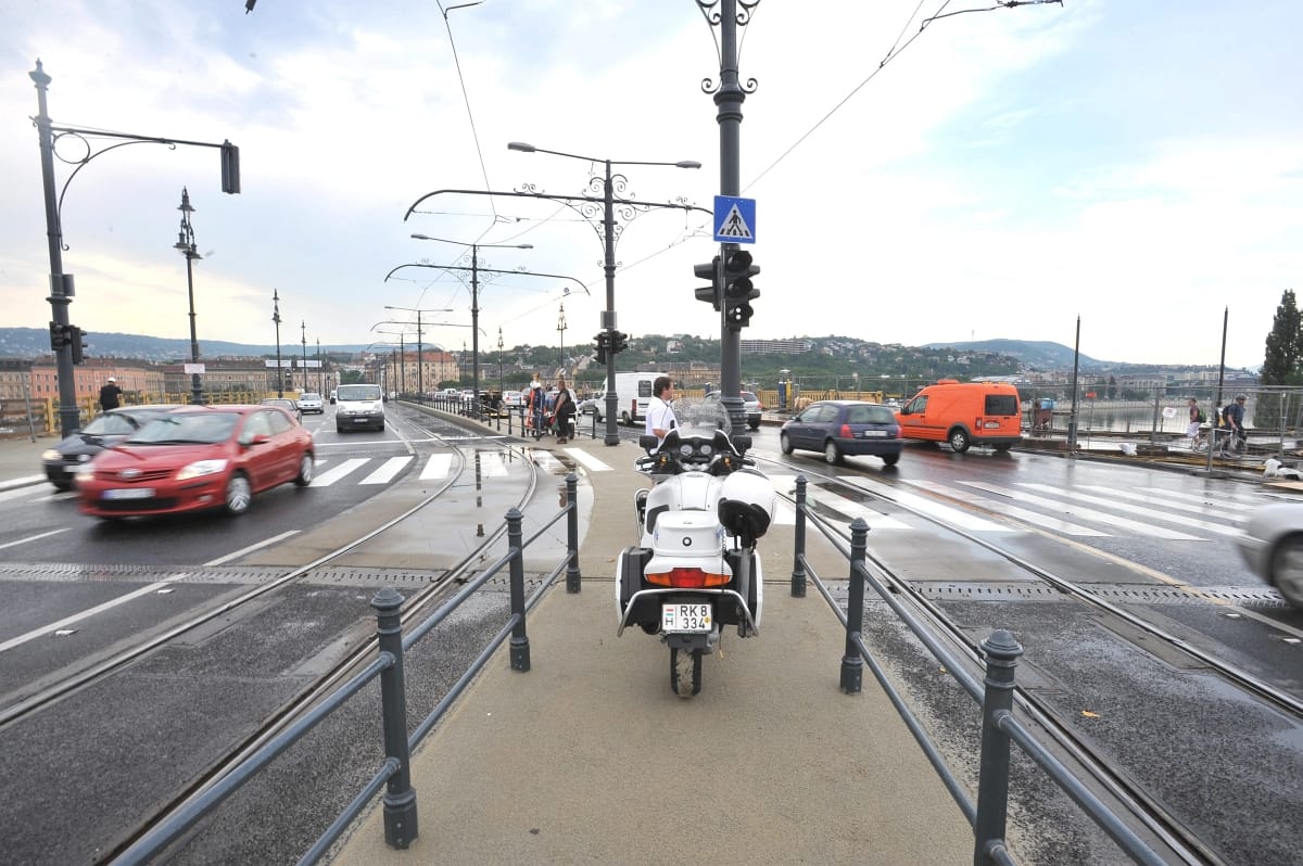 Szűkös hely marad a gyalogosoknak a Margit hídon