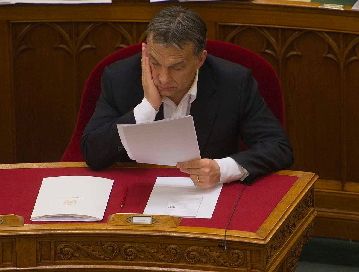 Orbán az árfolyamgáttal spameli a közszolgákat