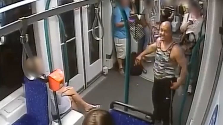 Villamosmegállóban verekedő férfit keres a rendőrség – videó