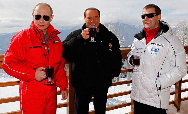 Orosz üdülőben iszogatott a Putyin-Berlusconi-Medvegyev trió