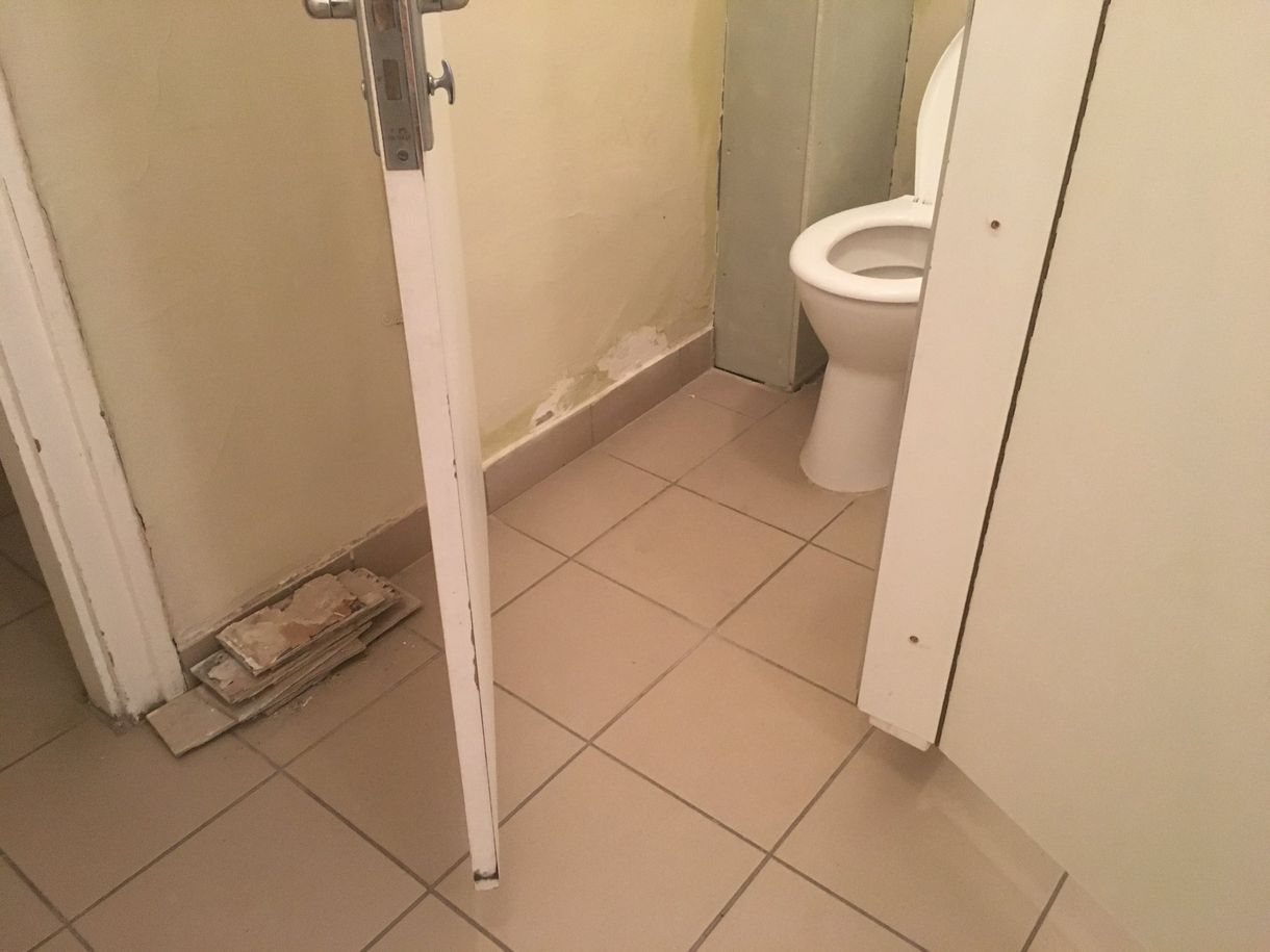 Hogyan adjuk el sikerként, ha az iskolának nincs pénze a mosdó felújítására?