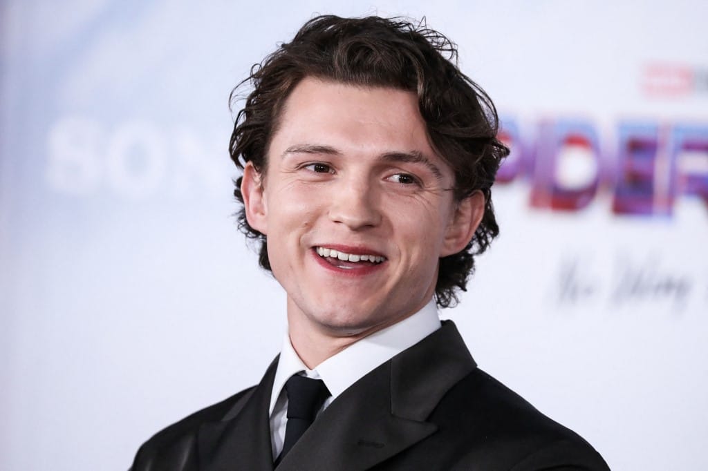Tom Holland 1 millió dolláros bónuszát véletlenül a Fehér Lótusz színészének a számlájára utalták