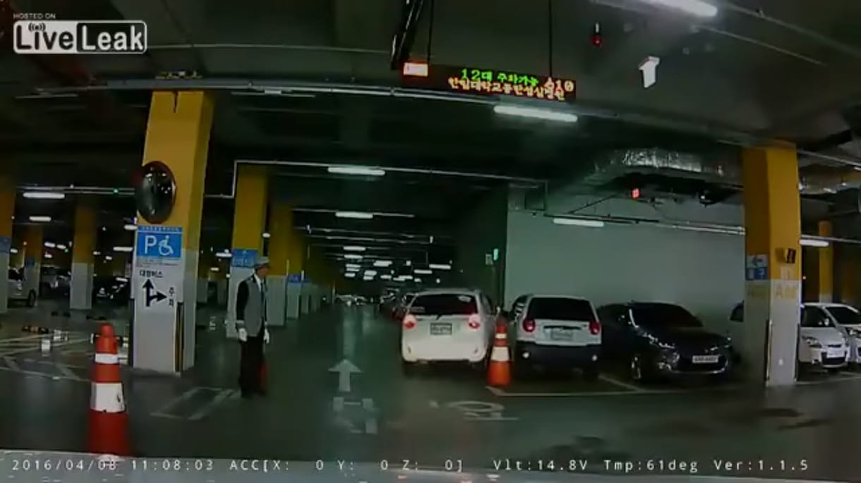 Ennél rosszabbul nem lehet parkolni – videó