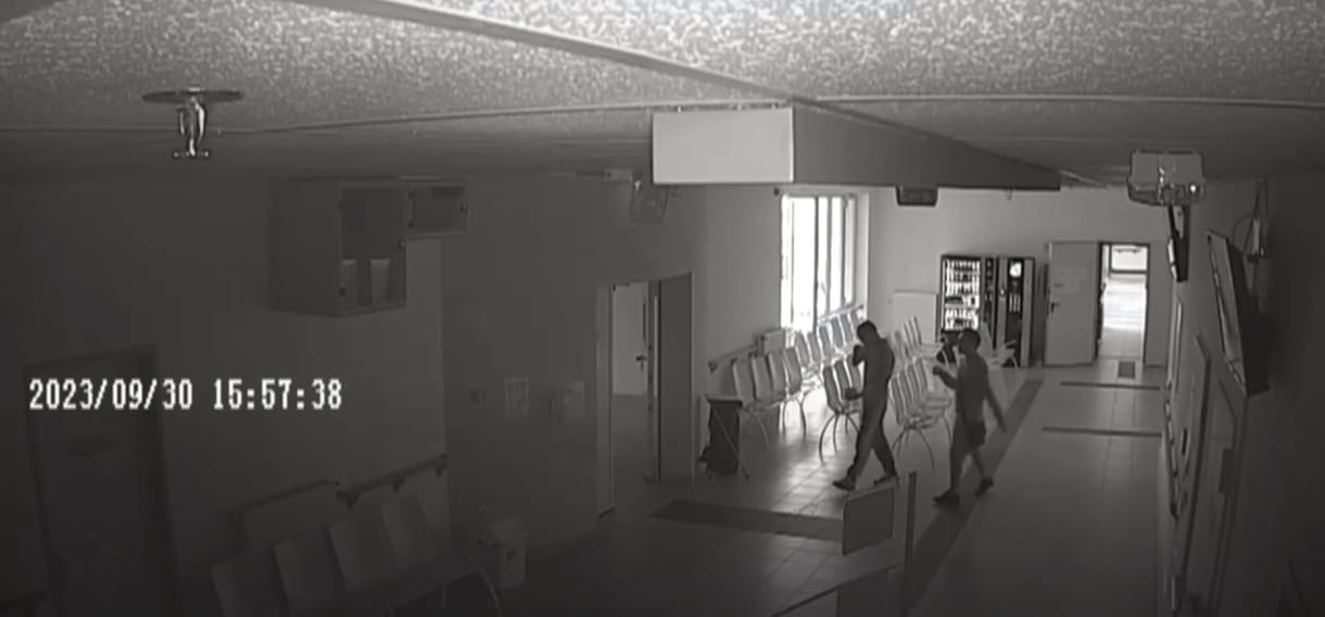 Kórházban gyújtogattak, keresi őket a rendőrség – videó