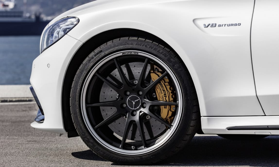 Dübörög a biturbó V8-as: itt az új Mercedes-AMG C63