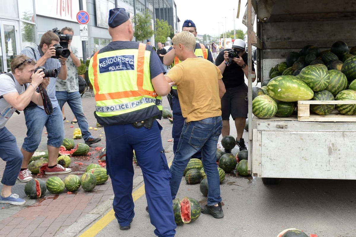 Fotók: rothadt dinnyét öntöttek a budaörsi Tesco elé a gazdák, egy embert elvittek a rendőrök
