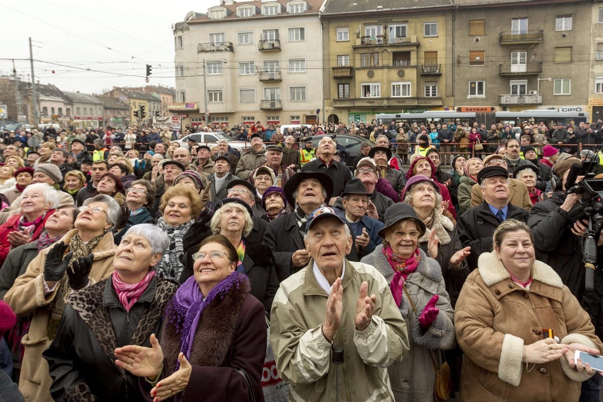 Fotók: tömegek bámulták a lebegő tornyot a Bosnyák téren