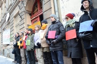 Rajtaütöttek a rendőrök a hajléktalan házfoglalókon (videóval)